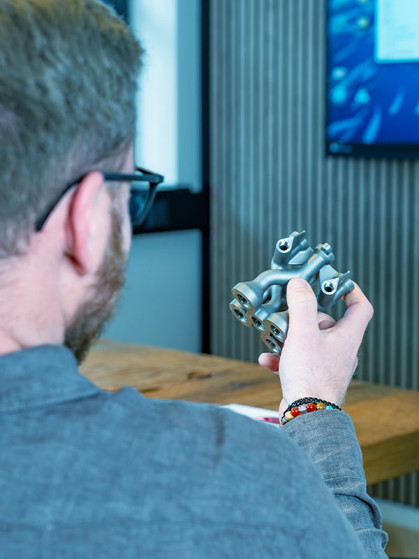 Gewichtsoptimierung und Materialersparnis bei Maschinenteil